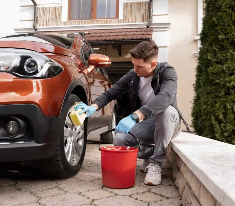 Lavage auto à domicile Roscanvel : professionnel intervenant sur un véhicule